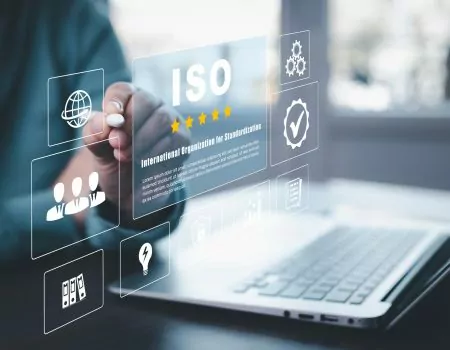 Liikemiehet työskentelevät Kannettavat tietokoneet ISO-standardien laadunvalvontakonseptilla, vakuutustakuu, Laadunvalvontastandardit, Kansainvälisen standardointiorganisaation tutkiminen, Liiketoimintateknologiakonsepti